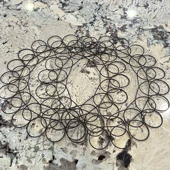 2 Pcs Metal Wall Display Wreath Spiral Photo Insert/ coupons/ notes Decoration - Picture 2 of 3